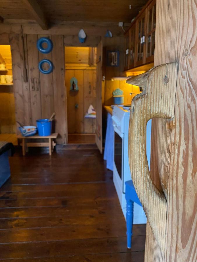 Charming And Authentic Heritage Retreat In Kvivik - Right Next To The River ภายนอก รูปภาพ